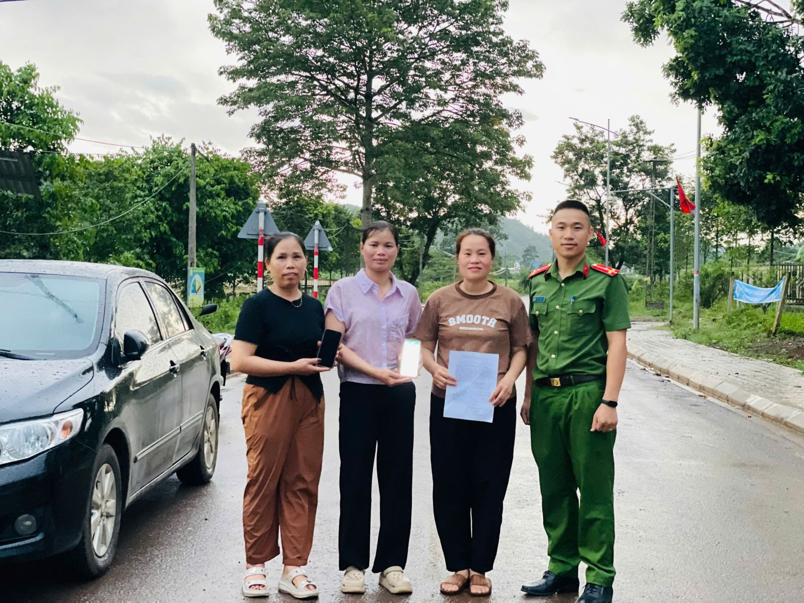 Tài khoản ngân hàng liên tiếp nhận 3.000.000, 4.000.000 đồng cùng 1 ngày nhưng không rõ người gửi, Bùi Thị Nhiên lập thức báo công an - Ảnh 1.