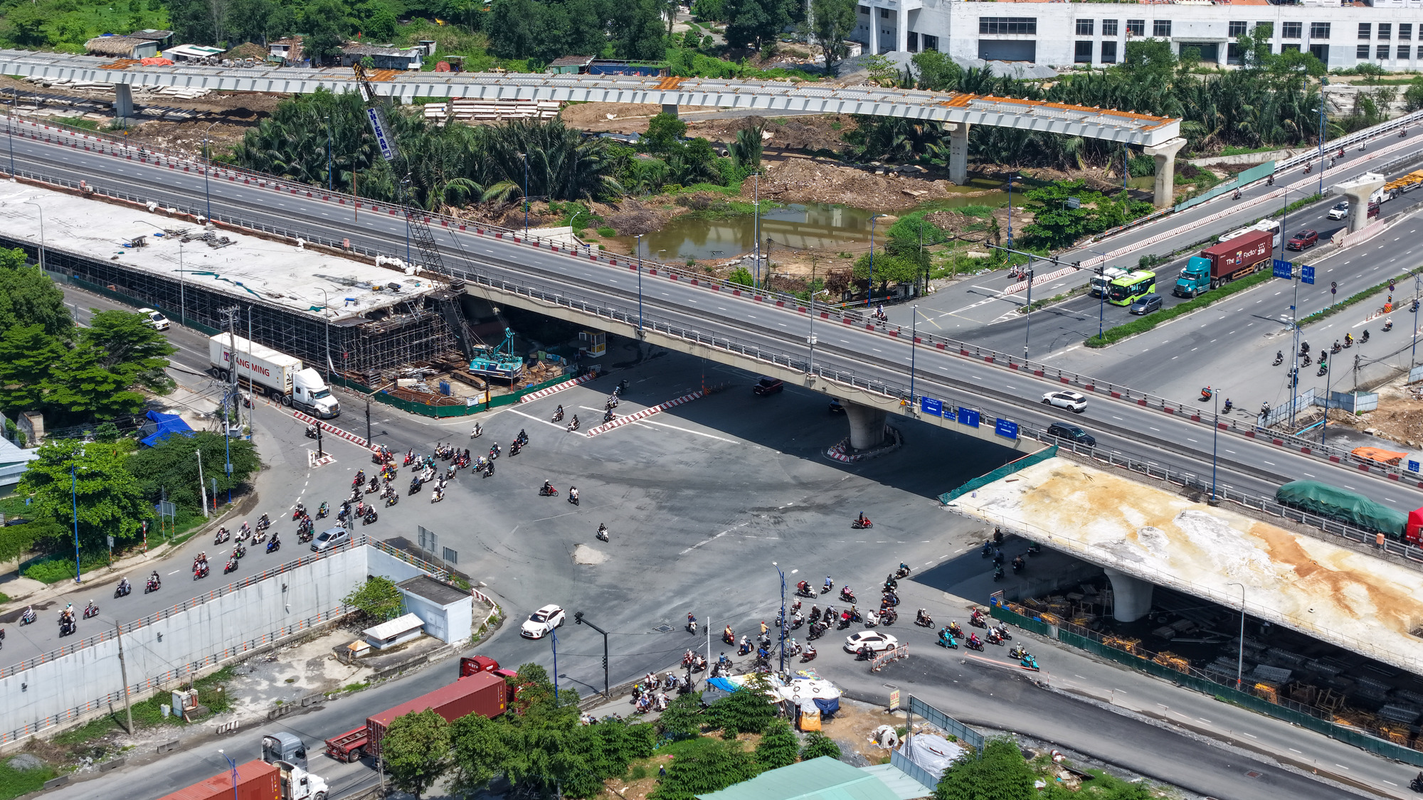 Cận cảnh nút giao 4 tầng đầu tiên ở TP.HCM: Trị giá hơn 3.600 tỷ, là “lối vào” của cảng container lớn nhất cả nước- Ảnh 11.