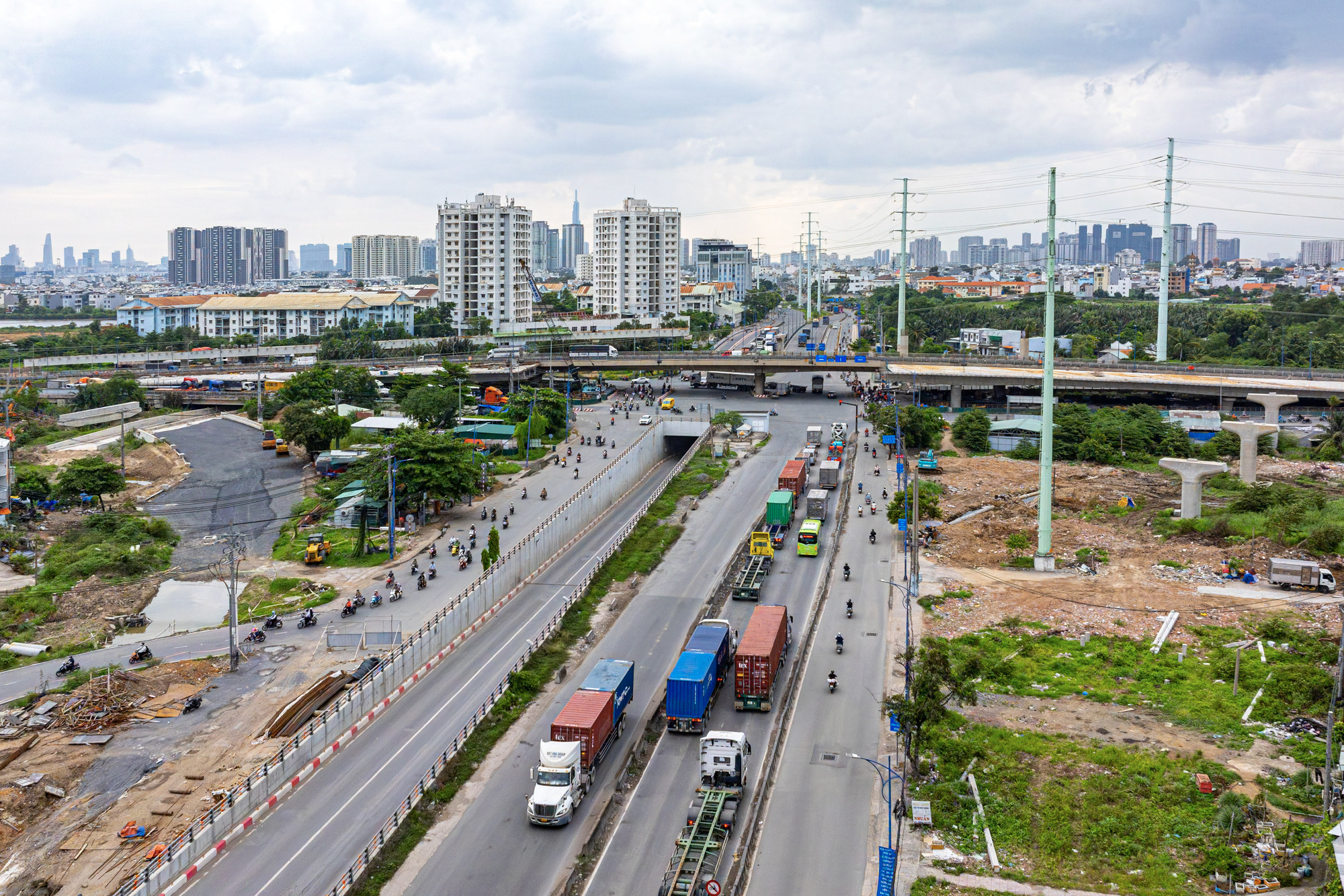 Cận cảnh nút giao 4 tầng đầu tiên ở TP.HCM: Trị giá hơn 3.600 tỷ, là “lối vào” của cảng container lớn nhất cả nước- Ảnh 6.