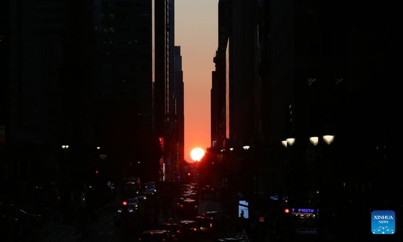 Đẹp nao lòng: Hiện tượng hoàng hôn cực hiếm xuất hiện ở New York, người dân chen chân để “hái một mẩu mặt trời” về nhà - Ảnh 2.