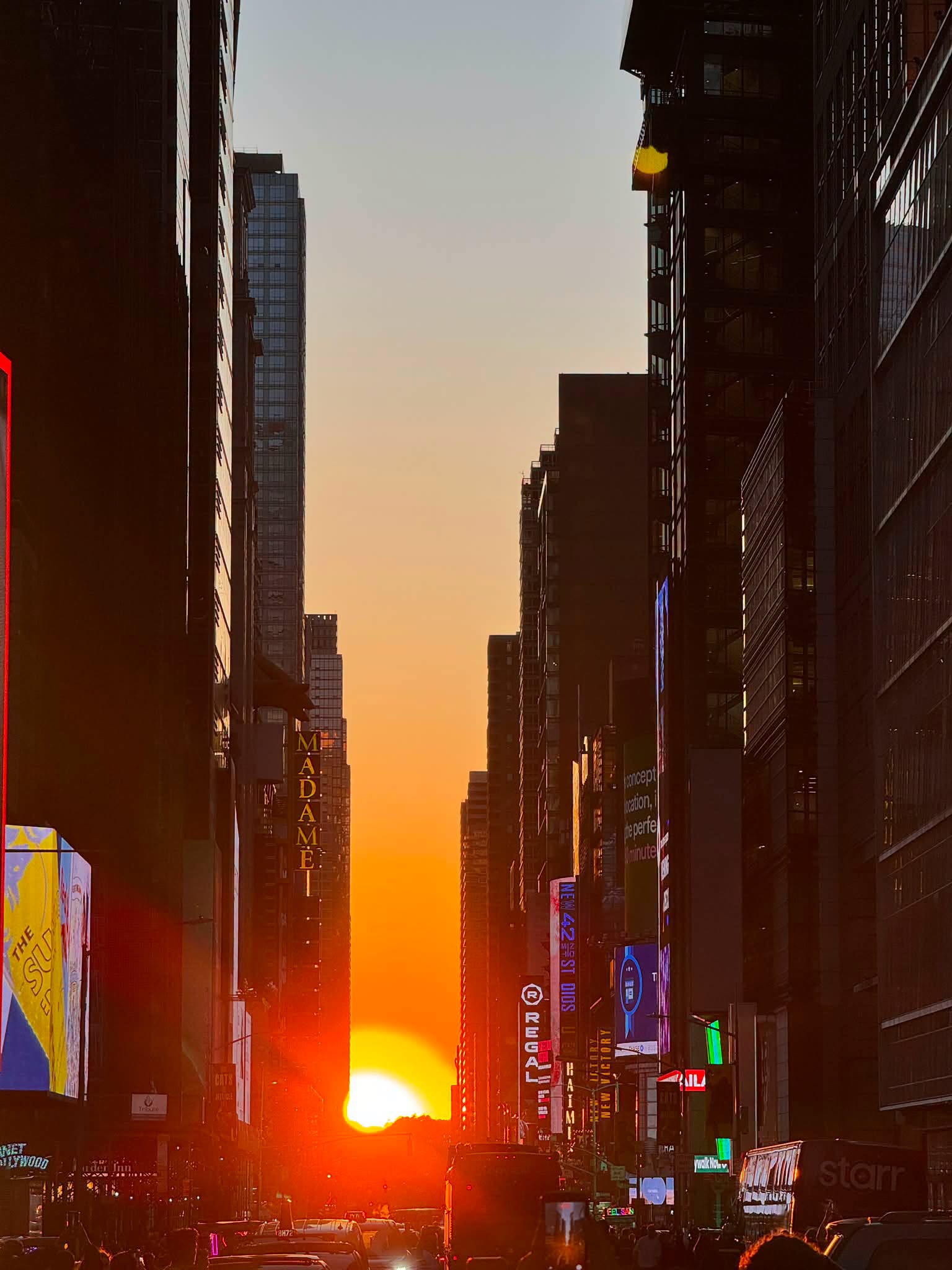 Đẹp nao lòng: Hiện tượng hoàng hôn cực hiếm xuất hiện ở New York, người dân chen chân để “hái một mẩu mặt trời” về nhà - Ảnh 9.