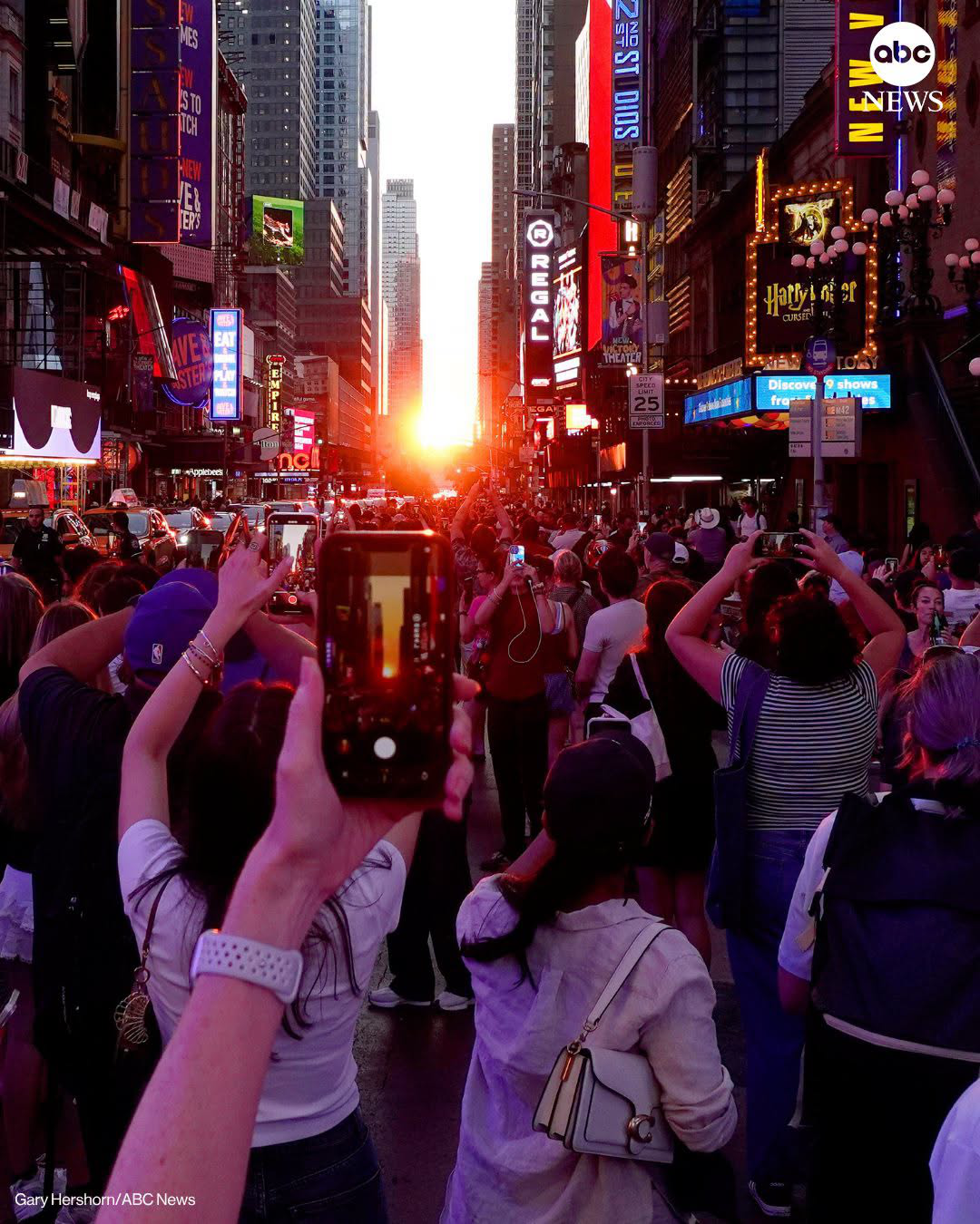 Đẹp nao lòng: Hiện tượng hoàng hôn cực hiếm xuất hiện ở New York, người dân chen chân để “hái một mẩu mặt trời” về nhà - Ảnh 4.