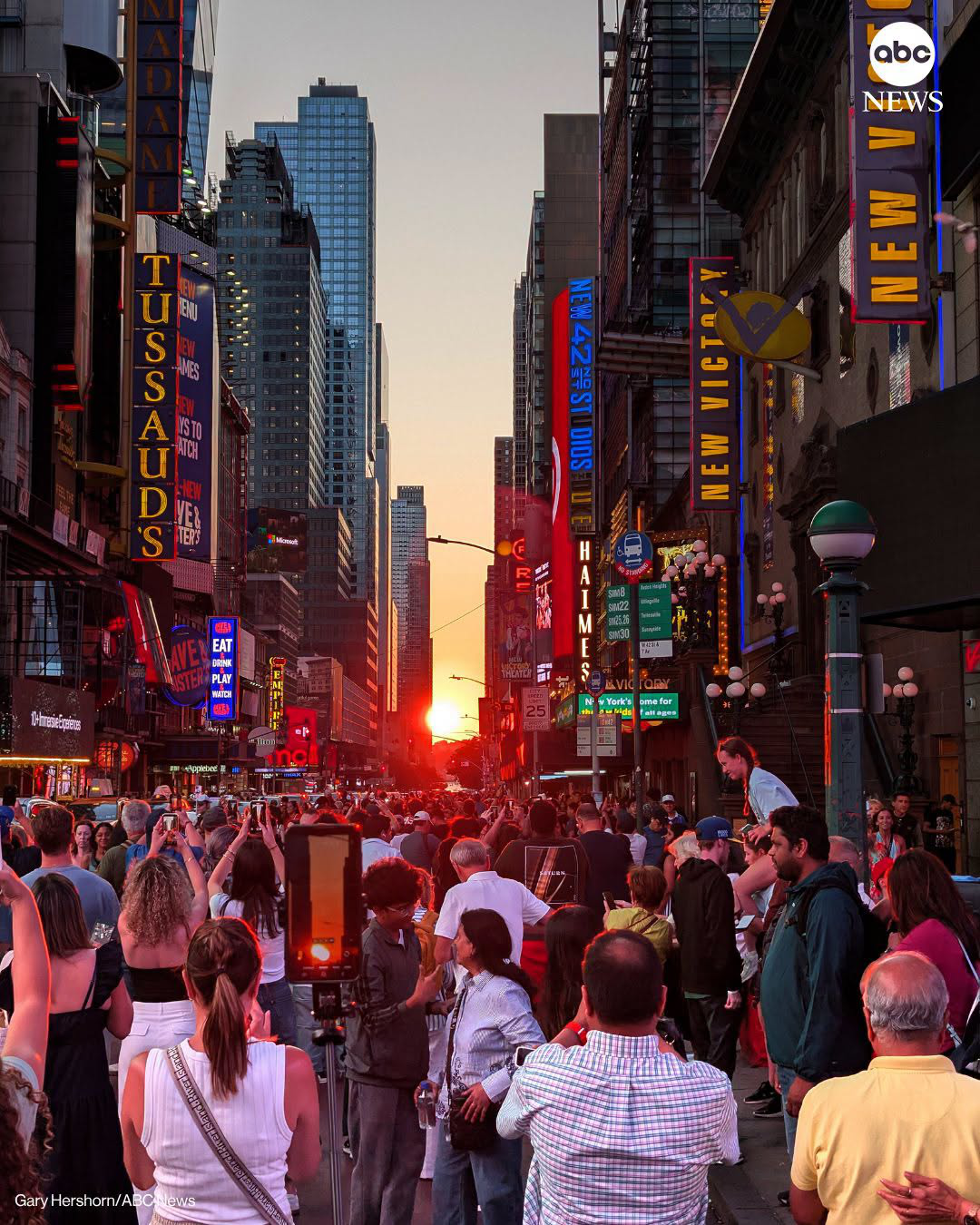 Đẹp nao lòng: Hiện tượng hoàng hôn cực hiếm xuất hiện ở New York, người dân chen chân để “hái một mẩu mặt trời” về nhà - Ảnh 5.