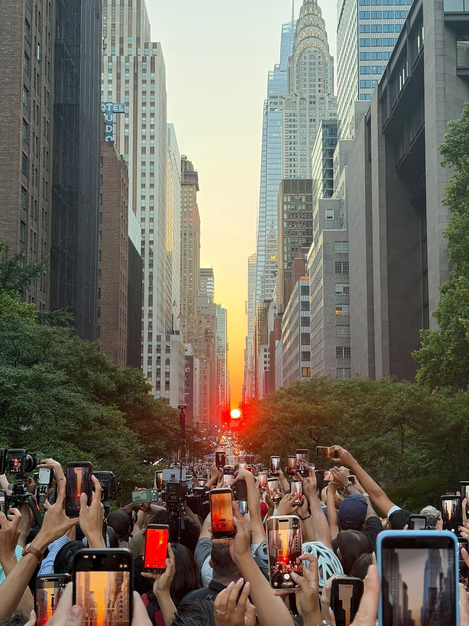 Đẹp nao lòng: Hiện tượng hoàng hôn cực hiếm xuất hiện ở New York, người dân chen chân để “hái một mẩu mặt trời” về nhà - Ảnh 10.