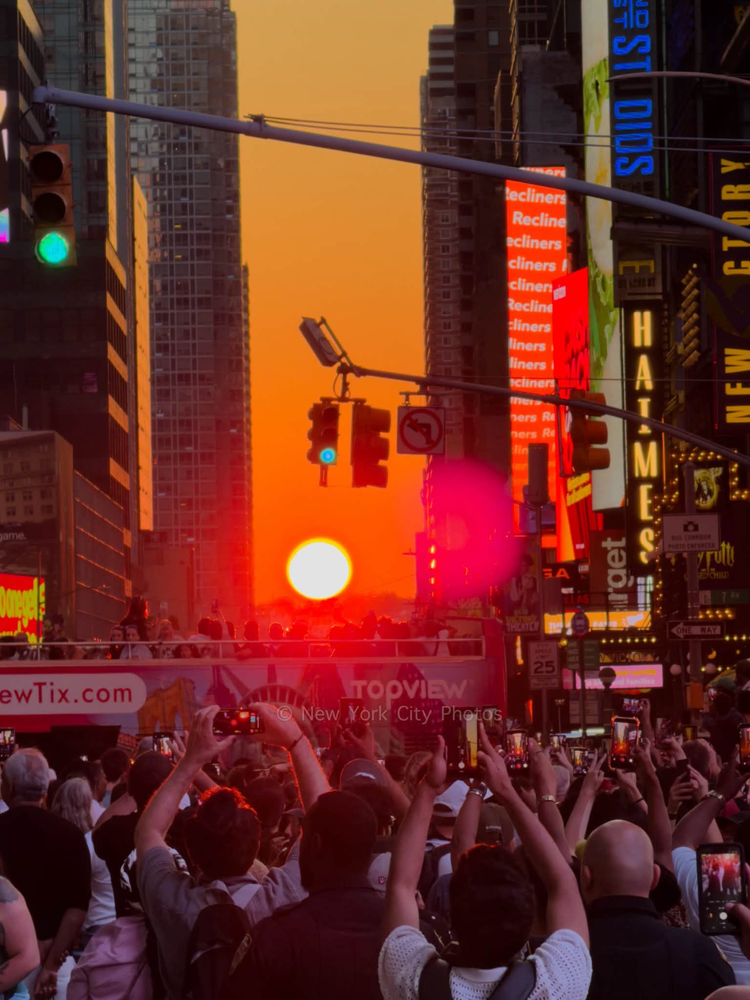 Đẹp nao lòng: Hiện tượng hoàng hôn cực hiếm xuất hiện ở New York, người dân chen chân để “hái một mẩu mặt trời” về nhà - Ảnh 7.