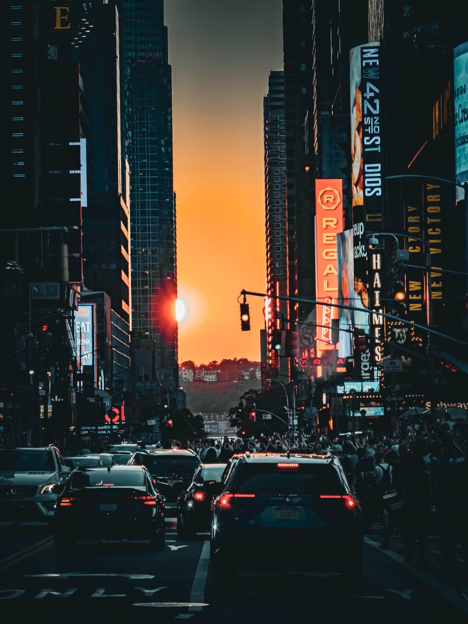 Đẹp nao lòng: Hiện tượng hoàng hôn cực hiếm xuất hiện ở New York, người dân chen chân để “hái một mẩu mặt trời” về nhà - Ảnh 8.
