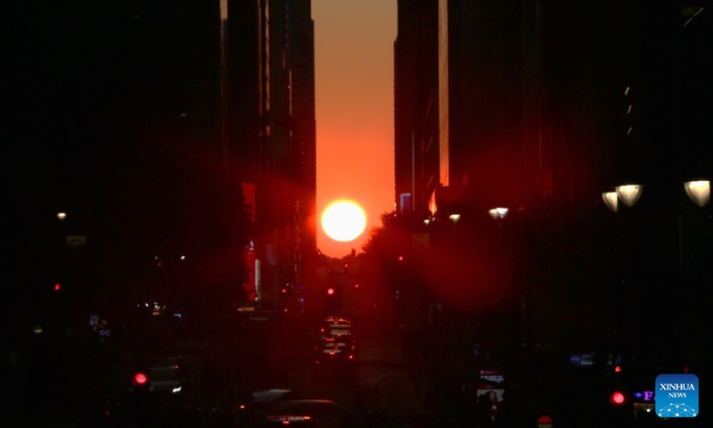 Đẹp nao lòng: Hiện tượng hoàng hôn cực hiếm xuất hiện ở New York, người dân chen chân để “hái một mẩu mặt trời” về nhà - Ảnh 1.