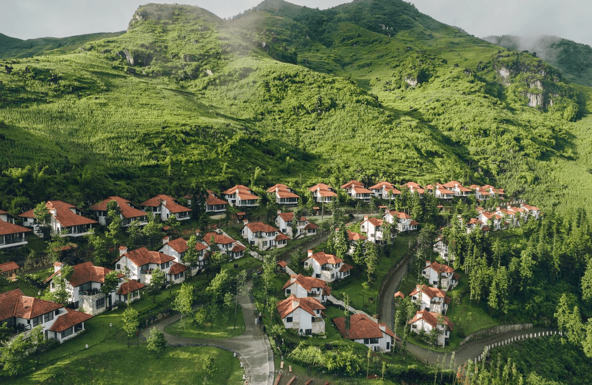 Việt Nam có một khu nghỉ dưỡng 5 sao nằm ở thị trấn mát mẻ quanh năm 15 độ: Chỉ có 39 biệt thự giữa rừng samu trăm tuổi, được "Oscar du lịch" vinh danh liên tục- Ảnh 3.