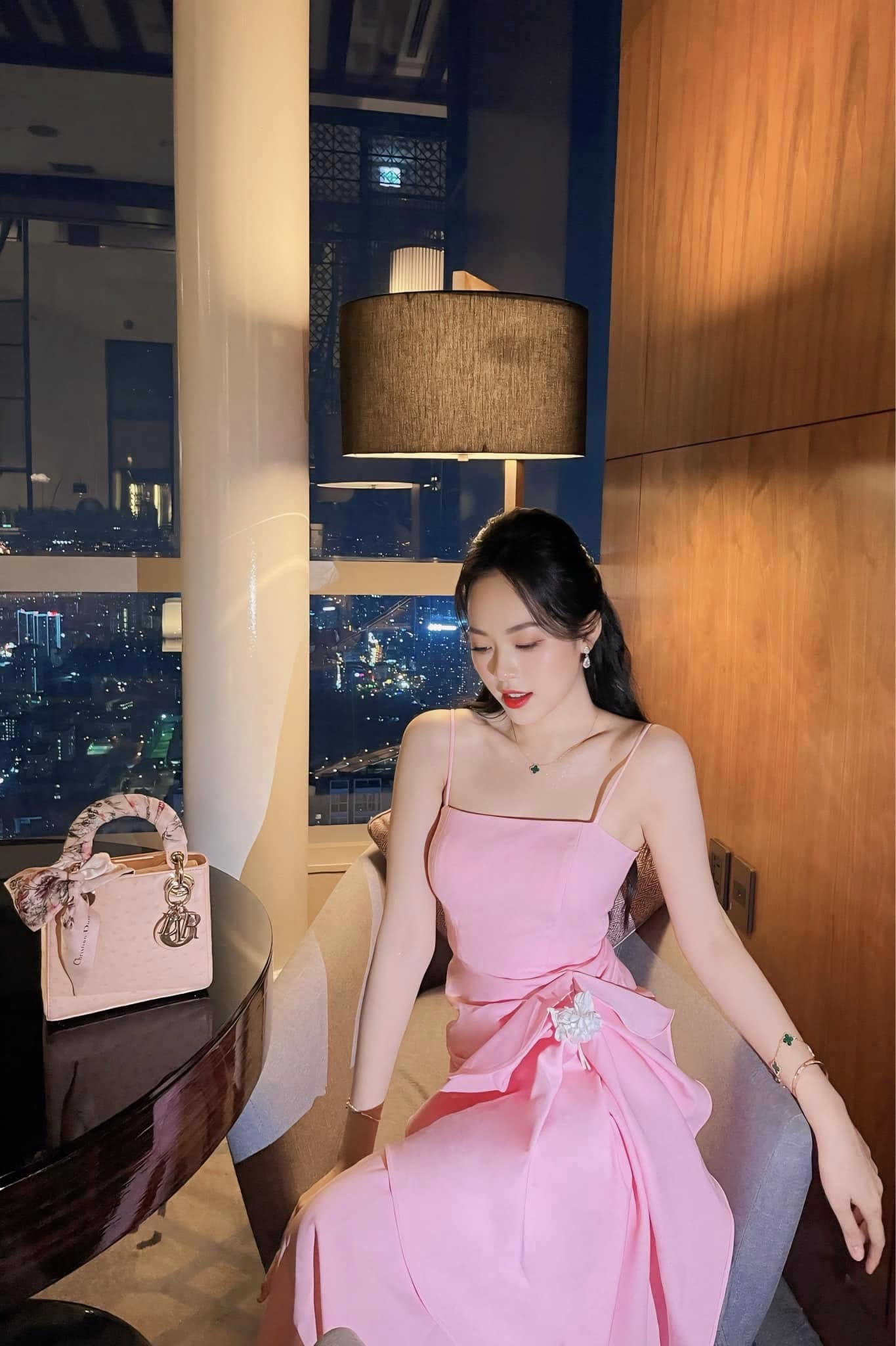 Showbiz Việt có Á hậu xinh đẹp, học vấn khủng "mất tích" suốt 1 năm mà chẳng ai nhận ra!  - Ảnh 5.