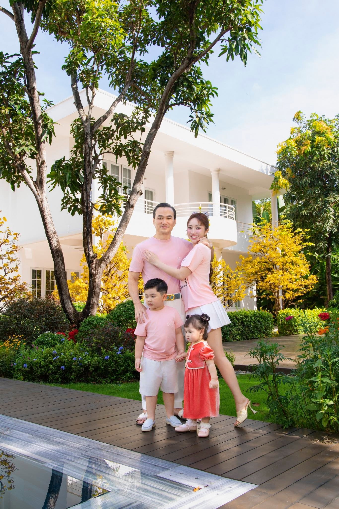 Vợ đại gia của tài tử đình đám: "Để gia đình êm ấm, anh ấy hợp tác diễn với vợ 10 phút" - Ảnh 2.