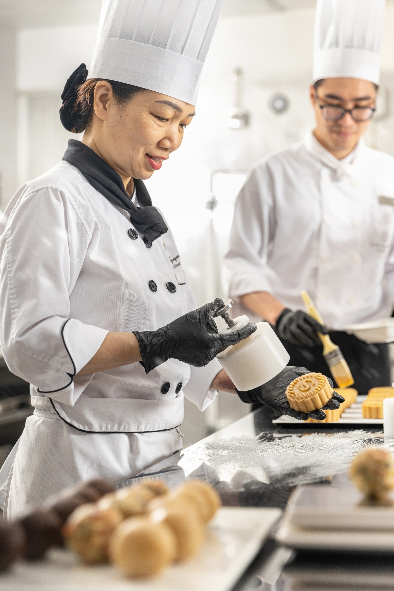 Cận cảnh BST bánh Trung thu cao cấp của Sheraton Hanoi Hotel: Lấy cảm hứng từ vẻ đẹp Hồ Tây trong đêm trăng, tôn vinh giá trị đoàn viên - Ảnh 5.