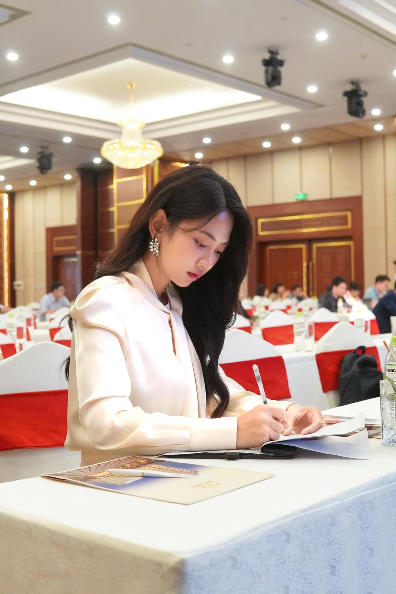 Lê Bống cắm hoa sen “chọc giận” 1 triệu người- Ảnh 9.
