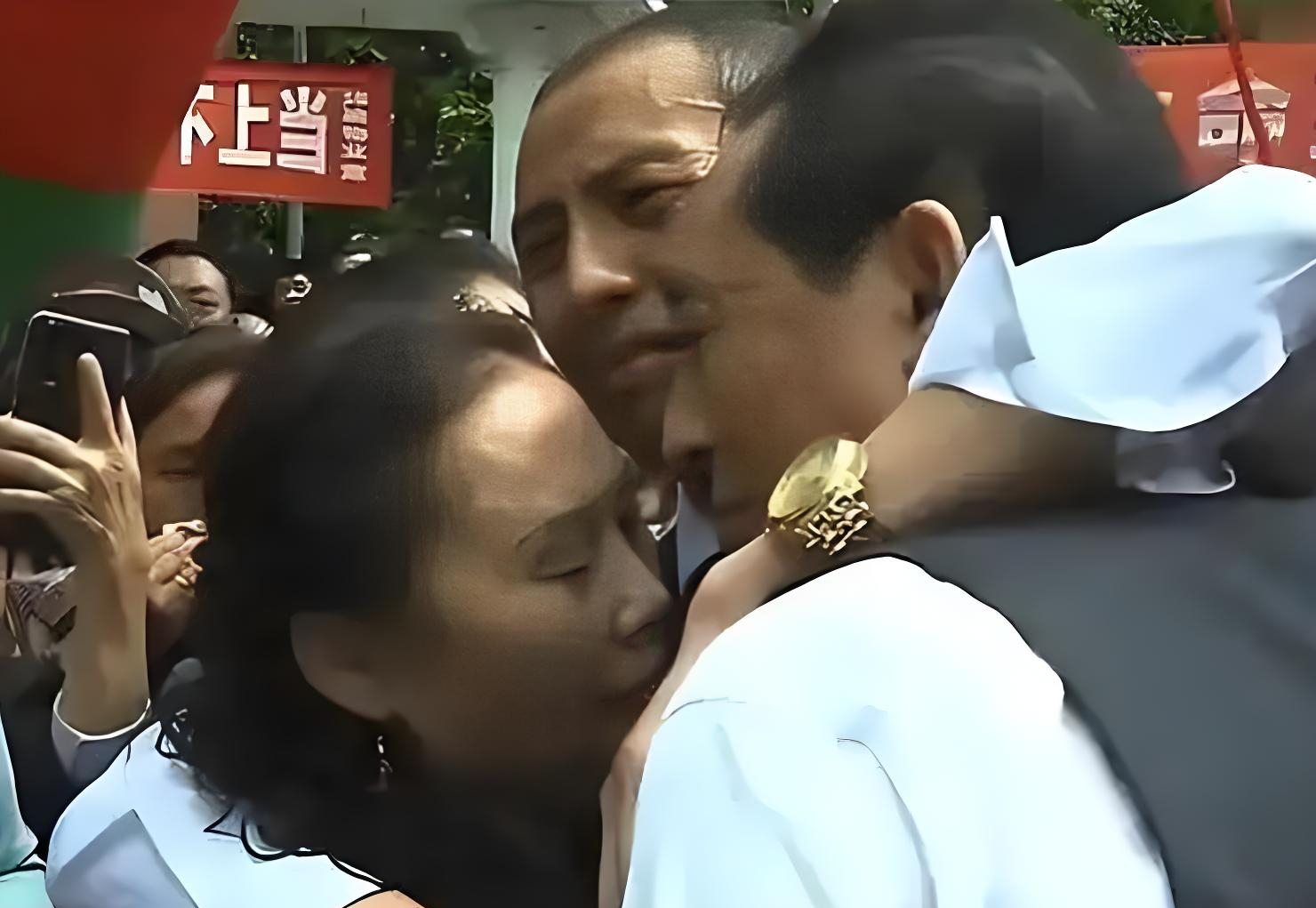 Con trai bị bắt cóc từ năm 2 tuổi, 32 năm sau mới tìm thấy, điều anh nói trong ngày đoàn tụ khiến nhiều người suy ngẫm - Ảnh 2.