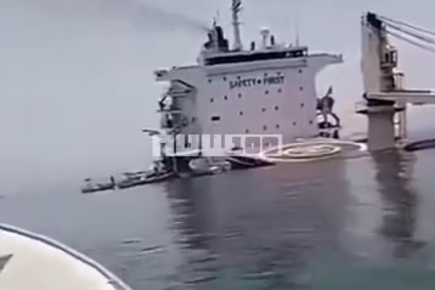 Iran công bố video xác nhận con tàu bị tấn công chìm ở eo biển Hormuz - Ảnh 1. Iran công bố video xác nhận con tàu bị tấn công chìm ở eo biển Hormuz - Ảnh 1.