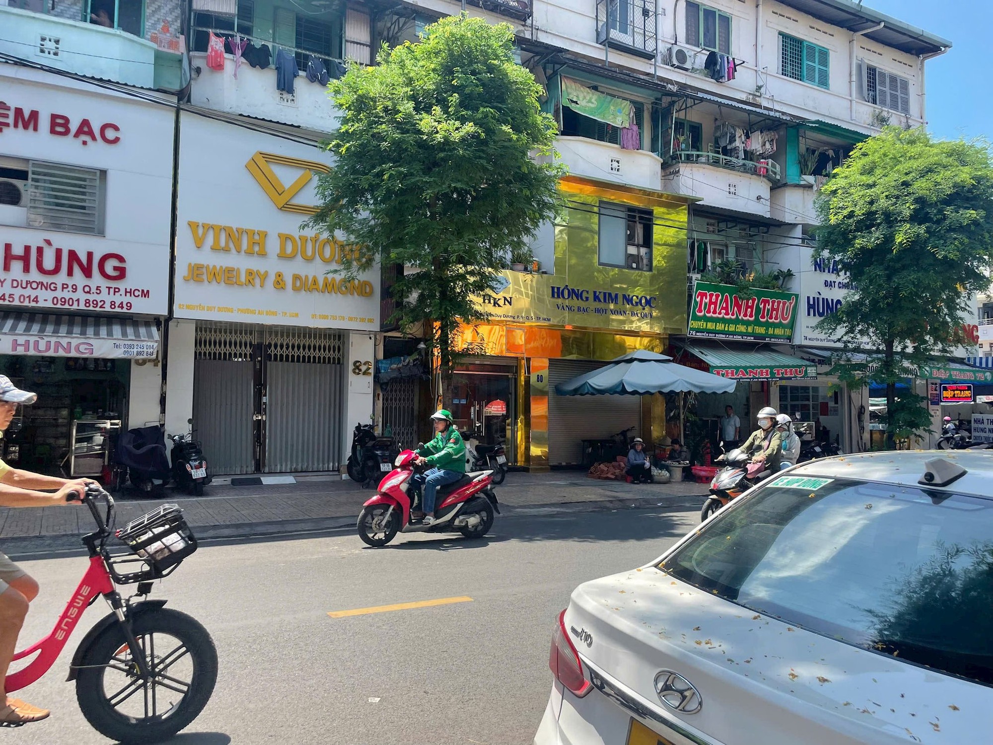 “Phố kim cương” ở TP.HCM vắng lặng sau vụ 30.000 viên kim cương, tiệm vàng Kim Lý đóng cửa- Ảnh 3.