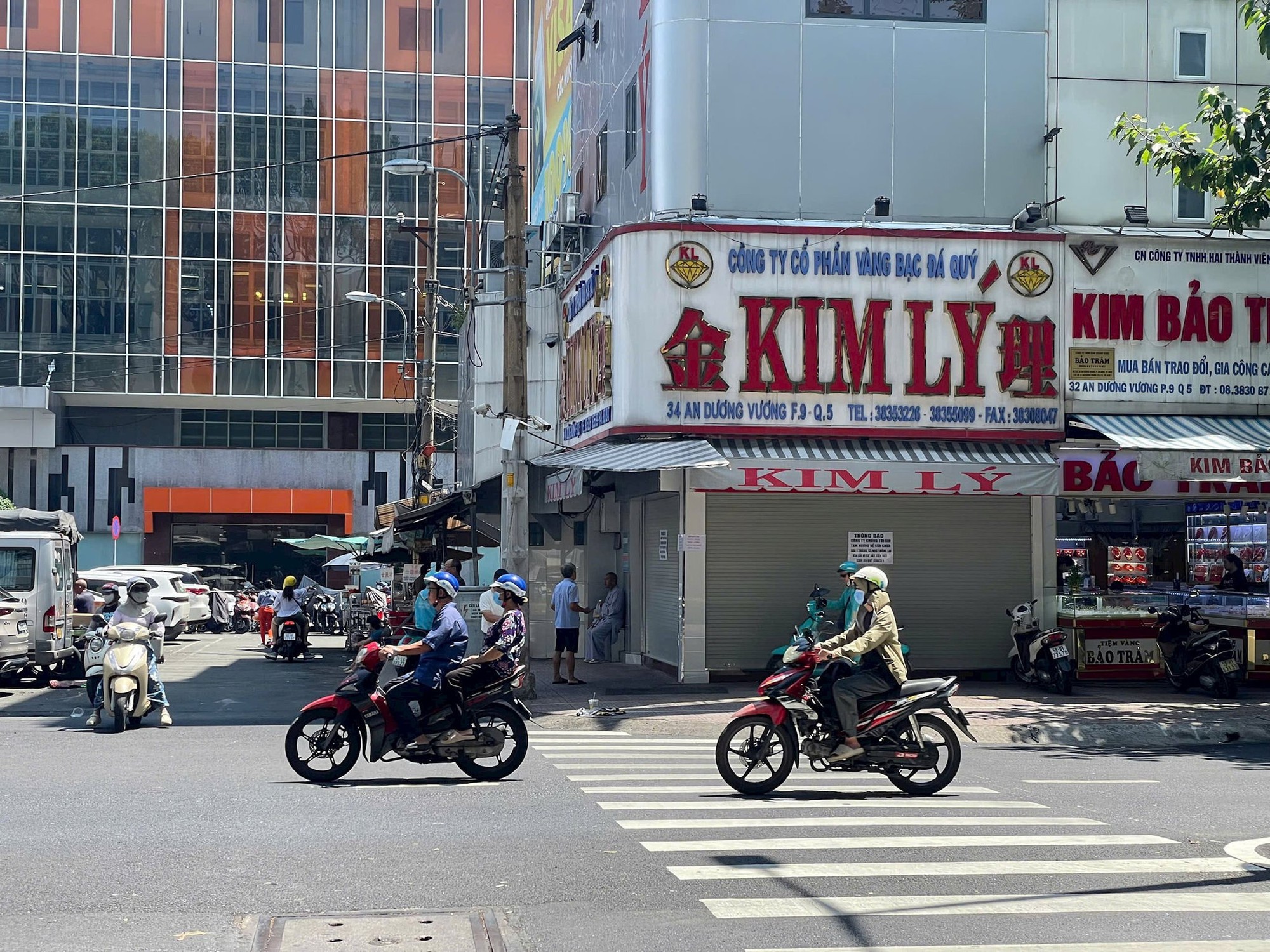 “Phố kim cương” ở TP.HCM vắng lặng sau vụ 30.000 viên kim cương, tiệm vàng Kim Lý đóng cửa- Ảnh 1.