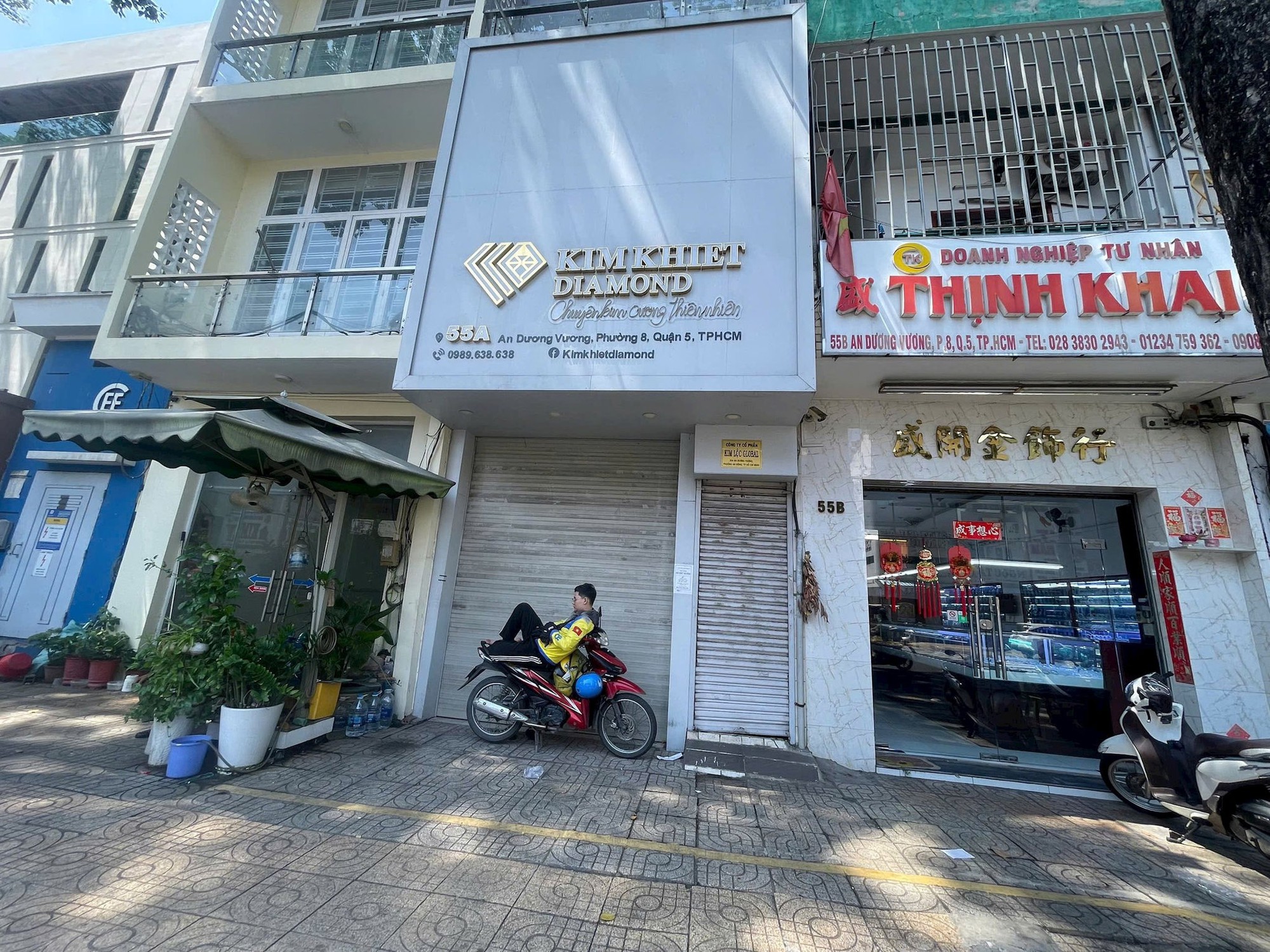 “Phố kim cương” ở TP.HCM vắng lặng sau vụ 30.000 viên kim cương, tiệm vàng Kim Lý đóng cửa- Ảnh 4.