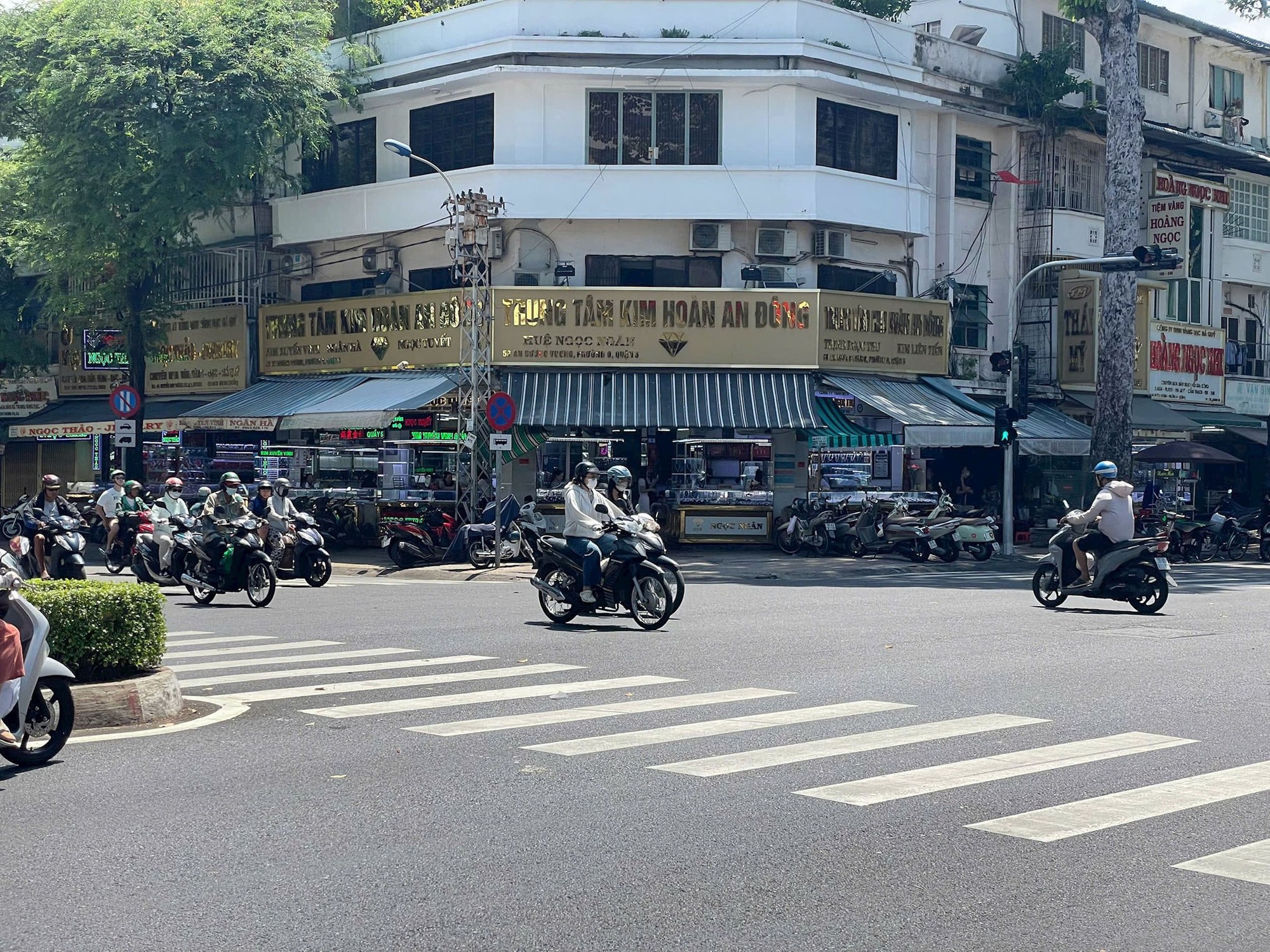 “Phố kim cương” ở TP.HCM vắng lặng sau vụ 30.000 viên kim cương, tiệm vàng Kim Lý đóng cửa- Ảnh 5.