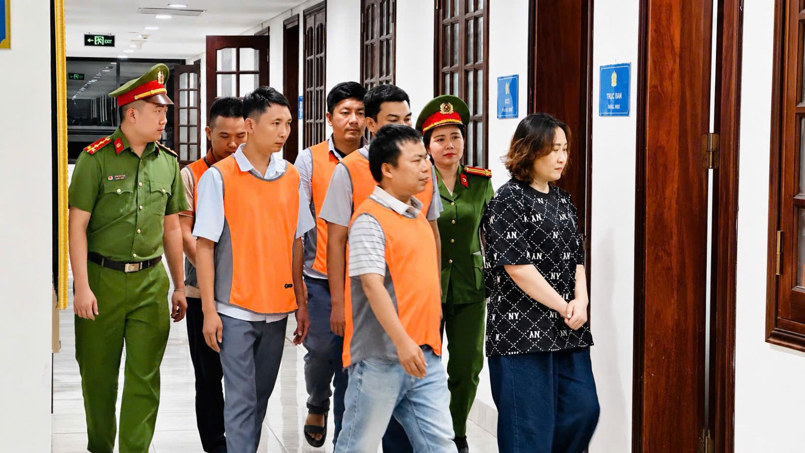 Ra lệnh bắt tạm giam Giám đốc Lê Thị Hồng, Phó Giám đốc Đào Xuân Trường và hàng loạt nhân viên - Ảnh 1.