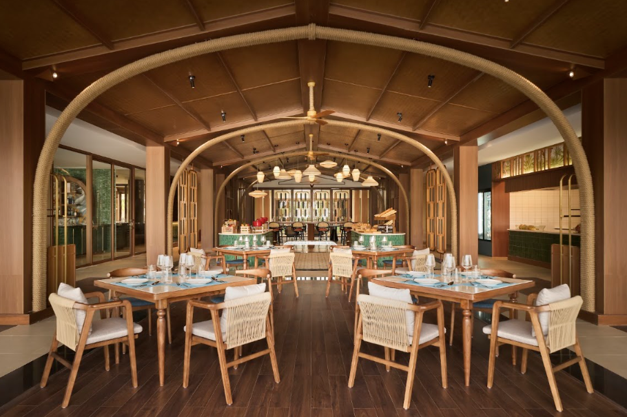 Lý do khiến nhiều người dành cả buổi tối ở khách sạn, ngay cả khi chưa cần book phòng: Từ rooftop bar ngắm hoàng hôn đến bữa tối nhìn ra vịnh - Ảnh 4.