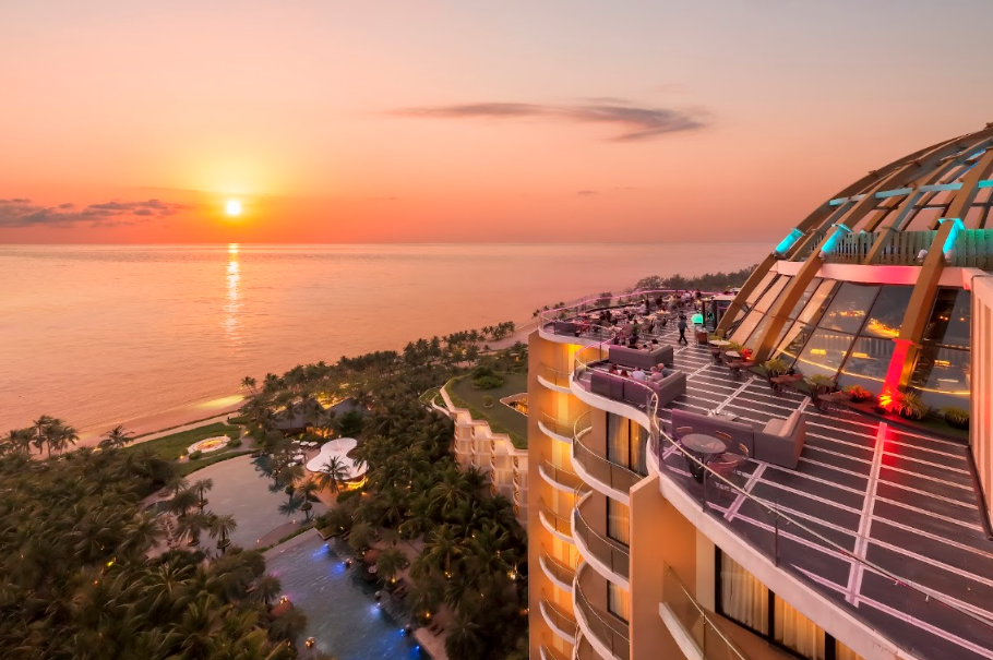 Lý do khiến nhiều người dành cả buổi tối ở khách sạn, ngay cả khi chưa cần book phòng: Từ rooftop bar ngắm hoàng hôn đến bữa tối nhìn ra vịnh - Ảnh 2.