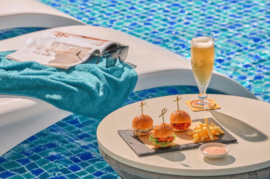 Lý do khiến nhiều người dành cả buổi tối ở khách sạn, ngay cả khi chưa cần book phòng: Từ rooftop bar ngắm hoàng hôn đến bữa tối nhìn ra vịnh - Ảnh 5.