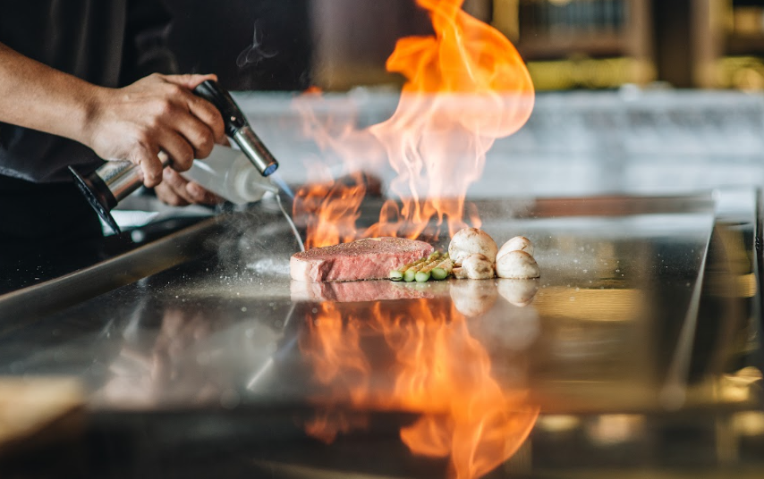 Lý do khiến nhiều người dành cả buổi tối ở khách sạn, ngay cả khi chưa cần book phòng: Từ rooftop bar ngắm hoàng hôn đến bữa tối nhìn ra vịnh - Ảnh 3.