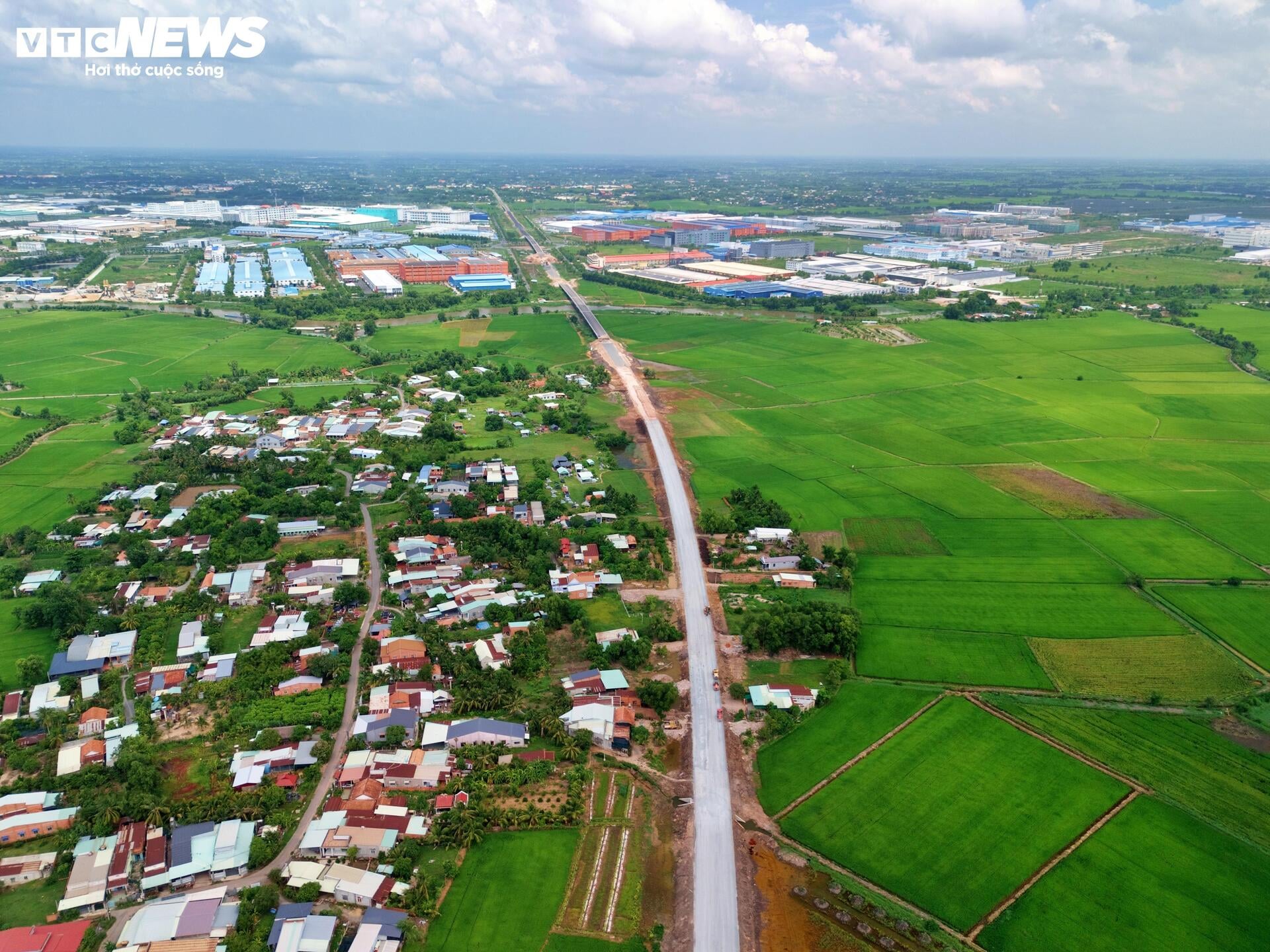 Tăng tốc thi công 5km cuối để nối thông toàn tuyến đường Hồ Chí Minh- Ảnh 2.