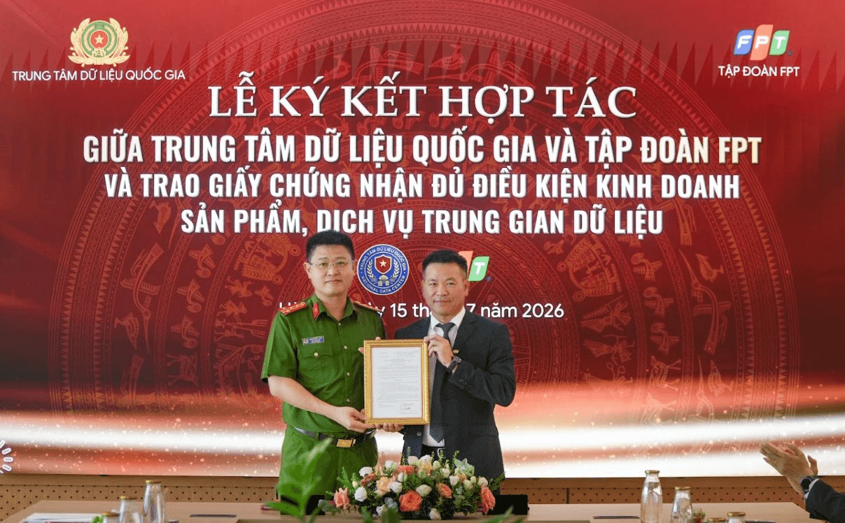 FPT được Bộ Công An trao Giấy chứng nhận đủ điều kiện kinh doanh sản phẩm, dịch vụ trung gian dữ liệu - Ảnh 1.
