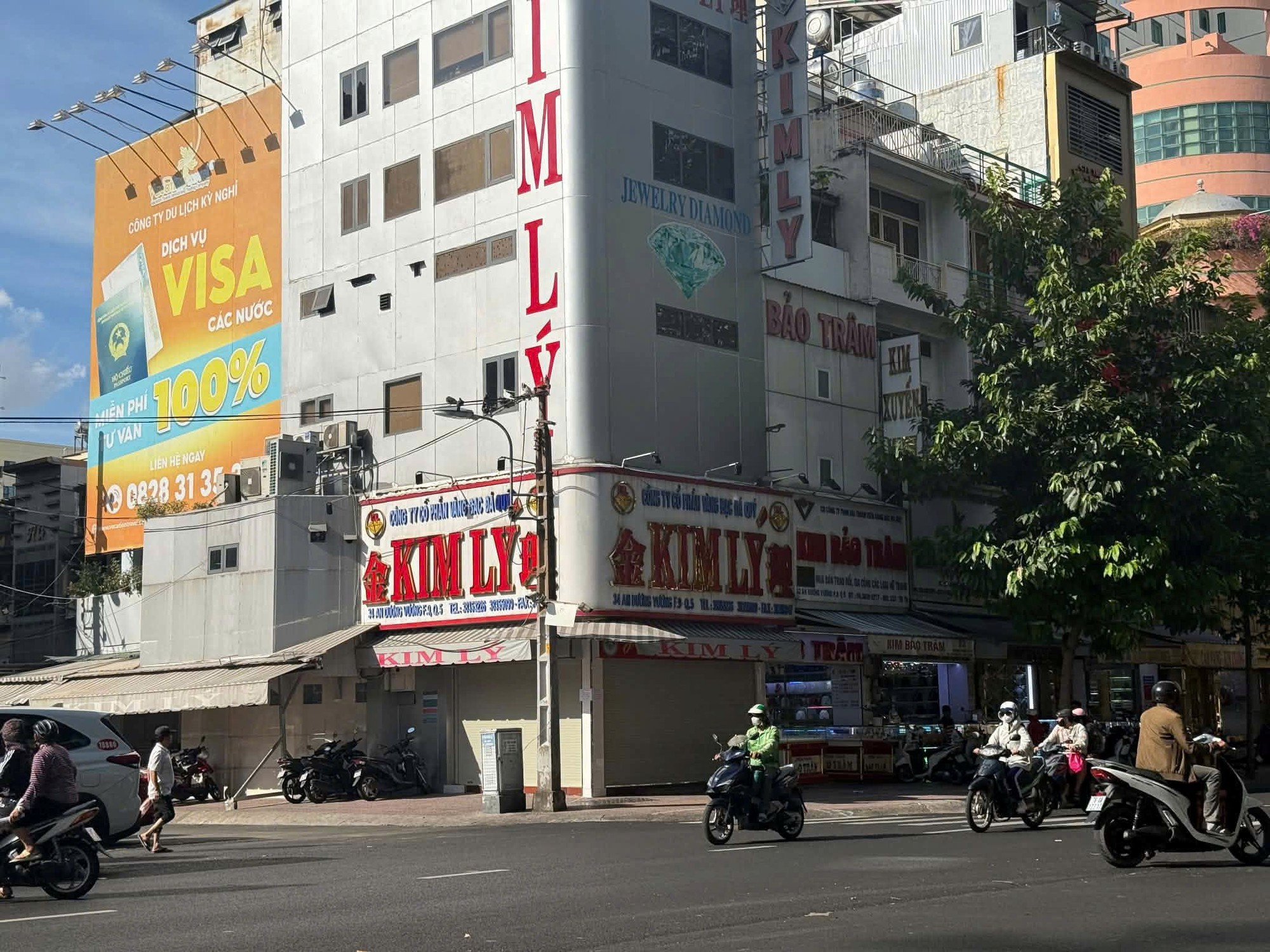 Tiệm vàng Kim Lý đang nằm trong tay ai?- Ảnh 1.