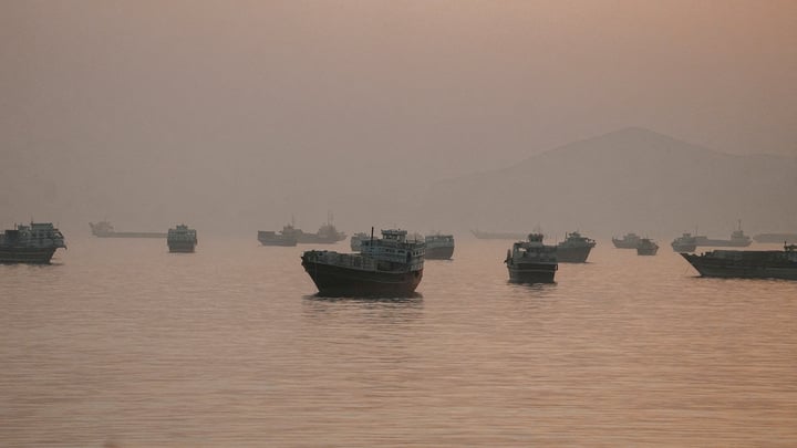 Hai tàu chở dầu phát nổ ở Hormuz, xung đột Mỹ - Iran thêm nóng- Ảnh 1.