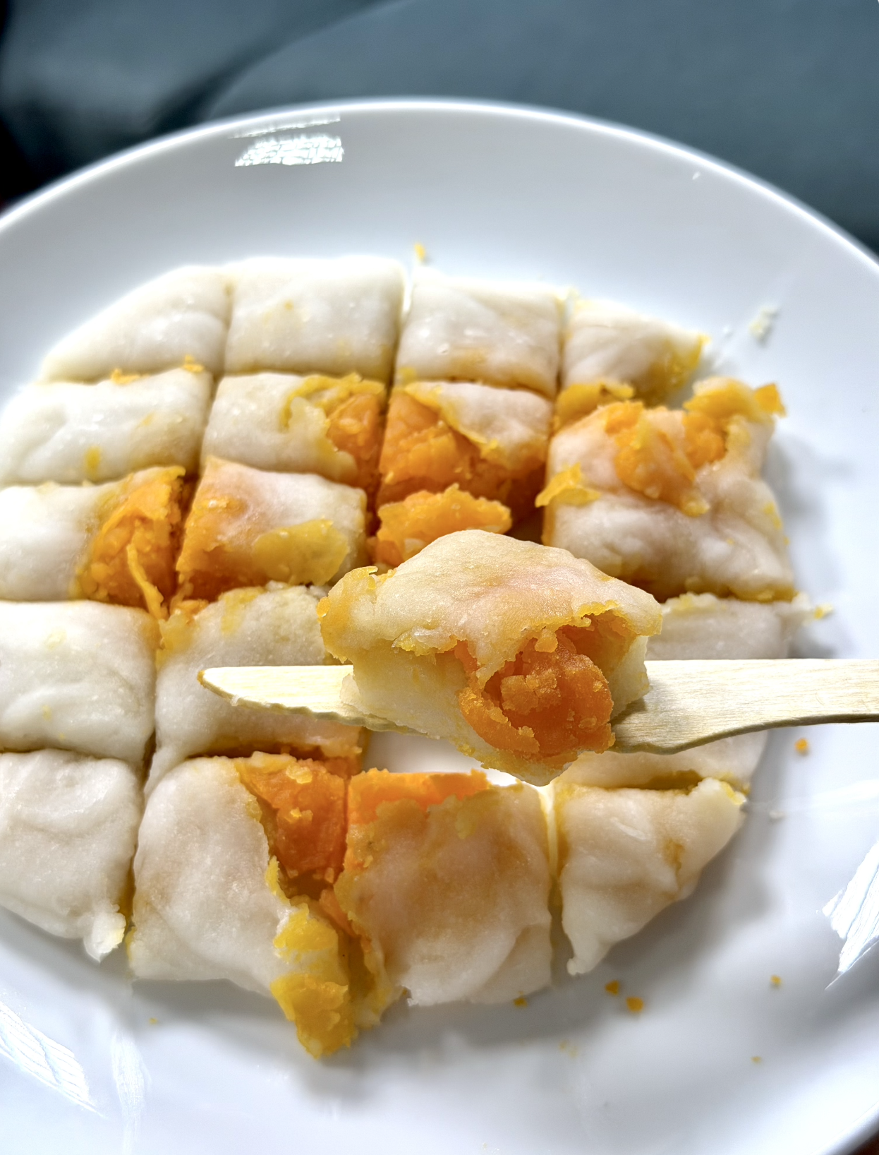 Quá đáng tiếc 2 phiên bản “bánh dẻo thị phi” mùa Trung thu 2026: Bản cũ lộm cộm ngọt gắt, bản mới bay sạch hương hoa đặc trưng - Ảnh 10.