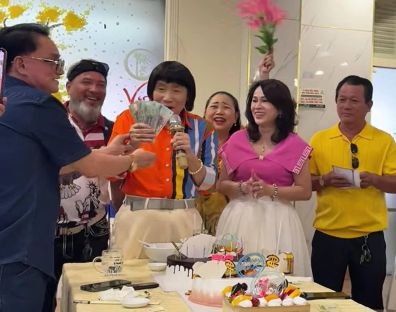 Vui cho NSND Minh Vương ở tuổi 76: "Được cho nhiều tiền quá!"- Ảnh 2.