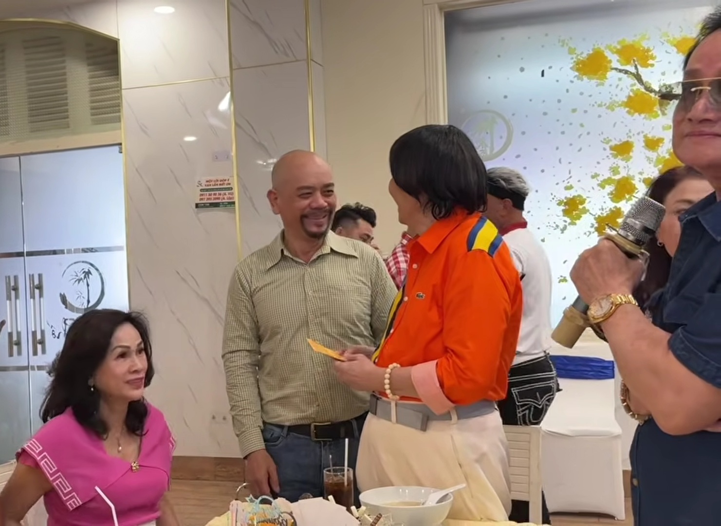 Vui cho NSND Minh Vương ở tuổi 76: "Được cho nhiều tiền quá!"- Ảnh 1.