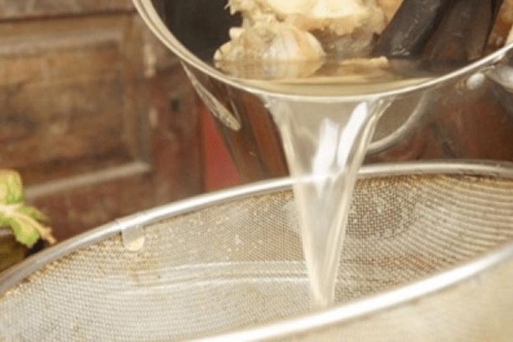 Tại sao nên cho đá lạnh vào nồi nước hầm xương?- Ảnh 4.