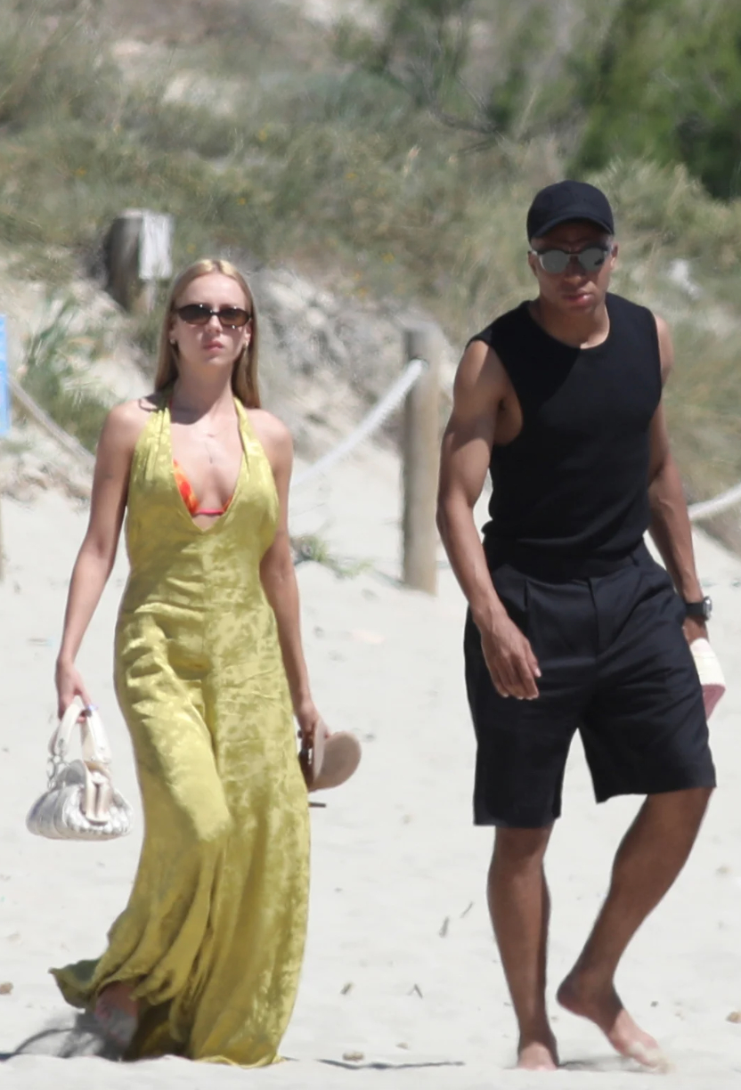Bạn gái Mbappé là ai mà khiến cả làng mốt "săn đón": Đẹp thôi chưa đủ, gu thời trang mới đáng nói- Ảnh 3.