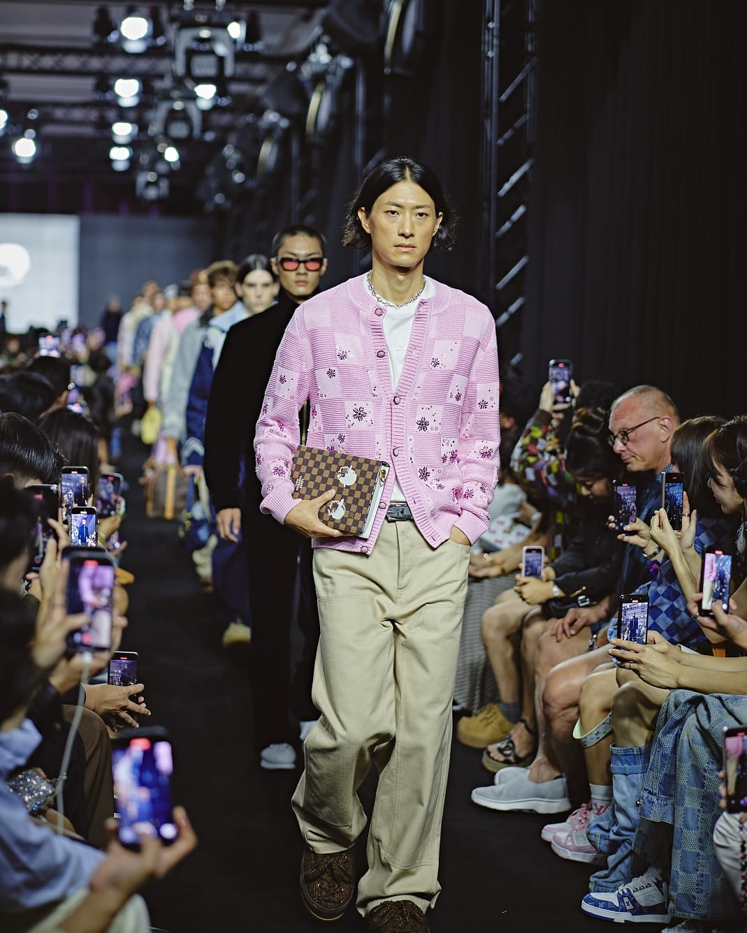 "Ông chú văn phòng” nặng 90kg lột xác thành model mở màn cho Louis Vuitton khiến hơn 4 triệu người phải nể- Ảnh 9.