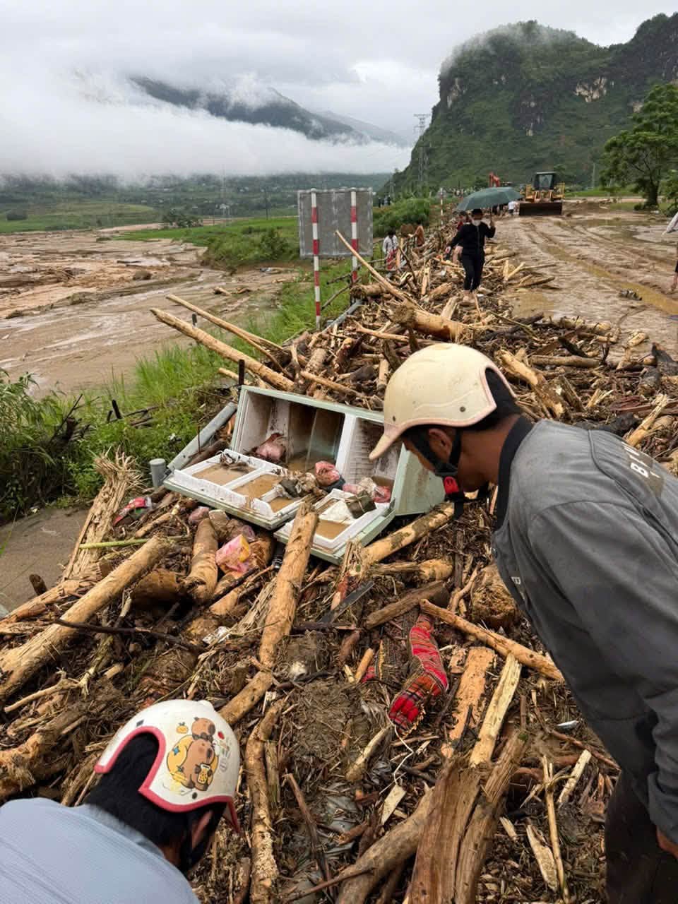 Kinh hoàng lũ quét tràn vào nhà ở Lai Châu, cuốn phăng xe SH, két sắt và nhiều tài sản chỉ trong tích tắc- Ảnh 1.