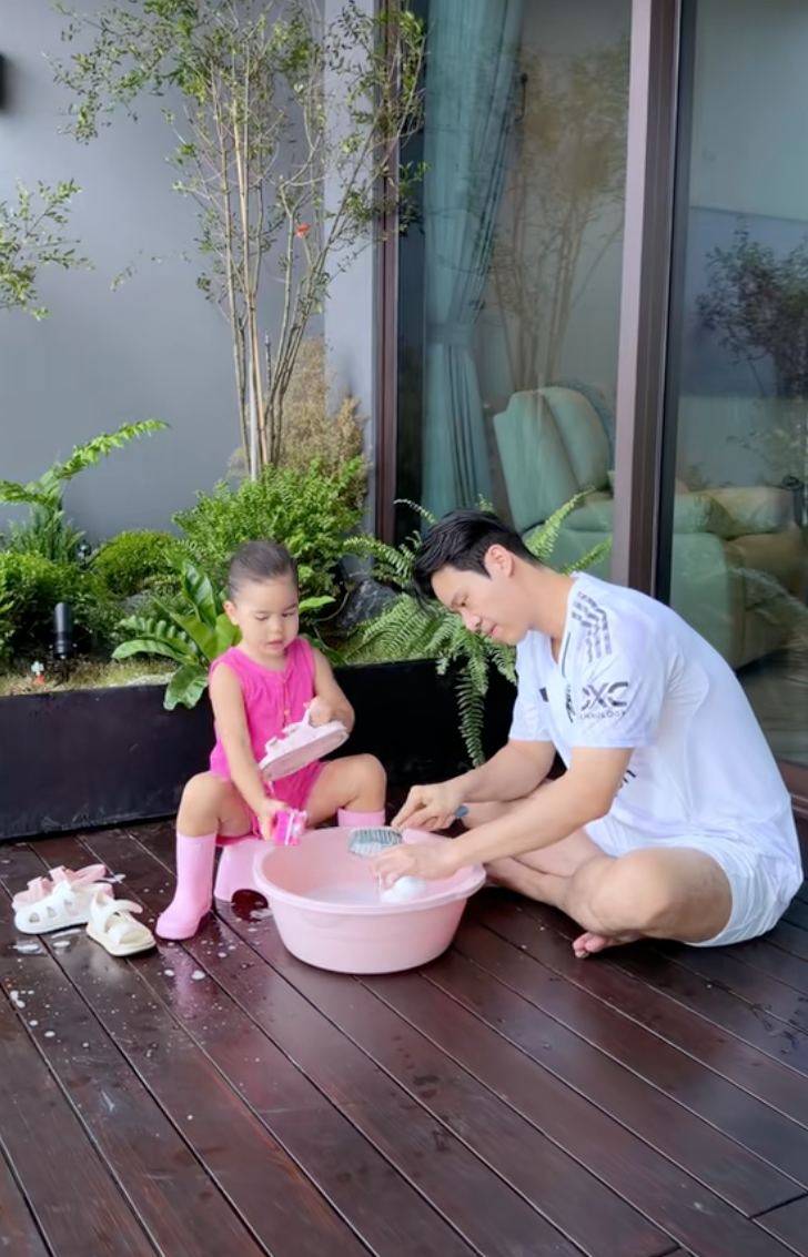 Có là CEO thì bố bỉm Lâm Thành Kim cũng "đau đầu" vì con gái được nghỉ hè, bày đủ trò để bé tránh xa điện thoại- Ảnh 6.