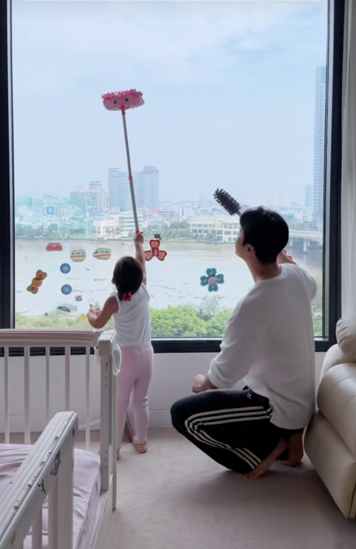 Có là CEO thì bố bỉm Lâm Thành Kim cũng "đau đầu" vì con gái được nghỉ hè, bày đủ trò để bé tránh xa điện thoại- Ảnh 11.