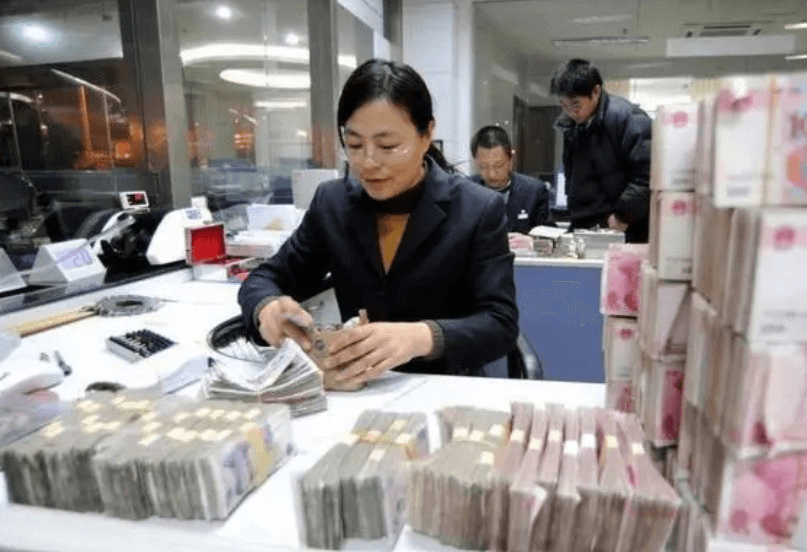 Ngân hàng chuyển khoản thừa 698 triệu đồng, 4 năm sau đòi lại thì bị khách hàng từ chối, tòa án khẳng định: “Không cần trả”- Ảnh 1.