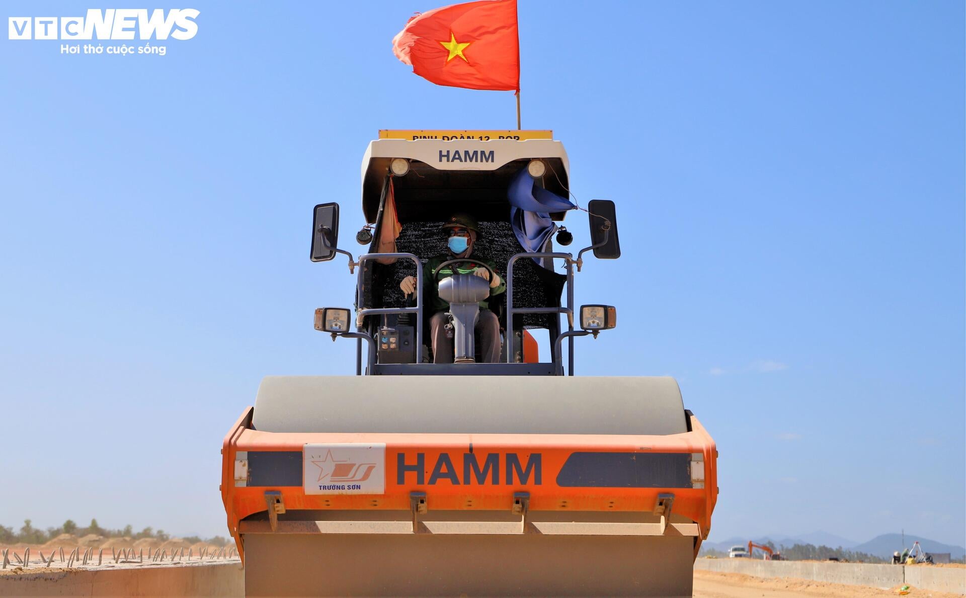 Cảnh tăng tốc thi công dưới nắng lửa ở công trường đường băng sân bay Phù Cát- Ảnh 3.