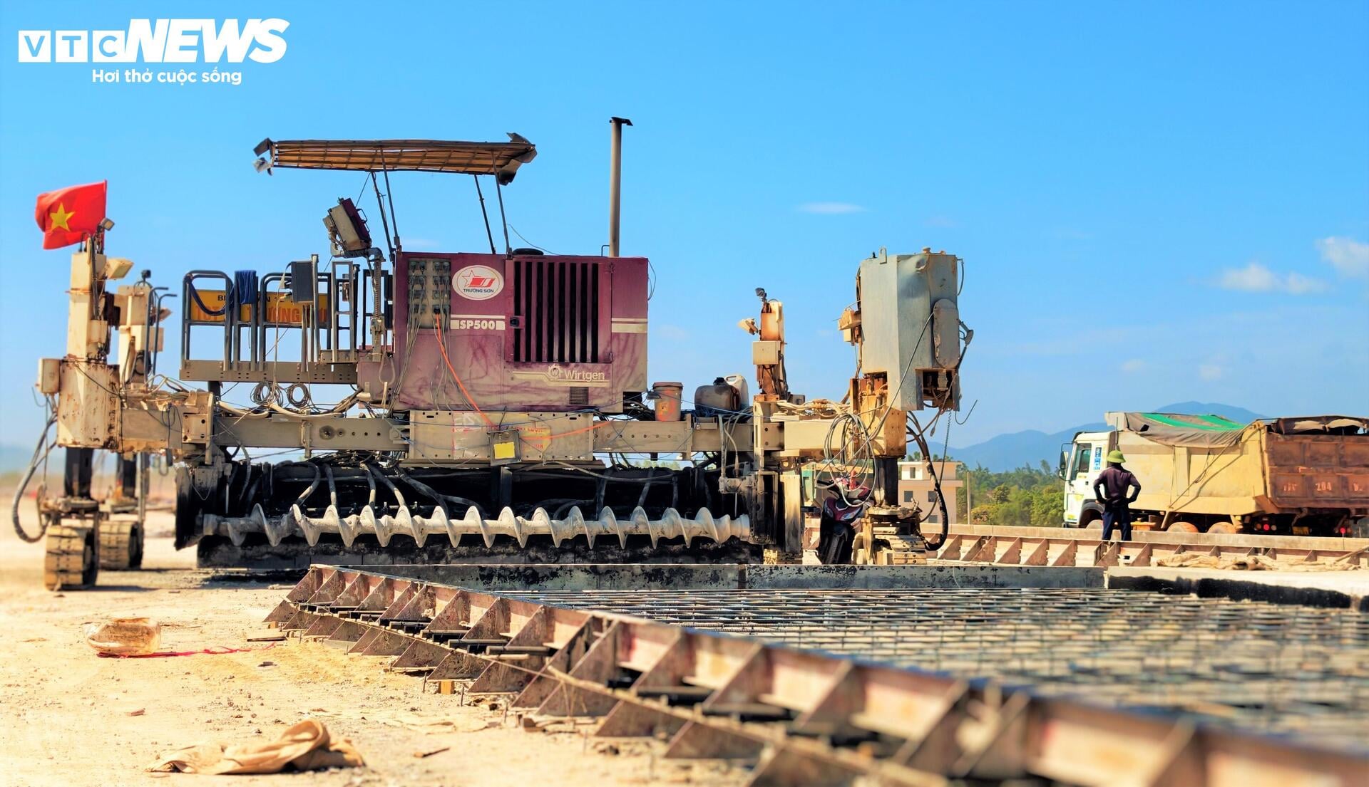 Cảnh tăng tốc thi công dưới nắng lửa ở công trường đường băng sân bay Phù Cát- Ảnh 2.