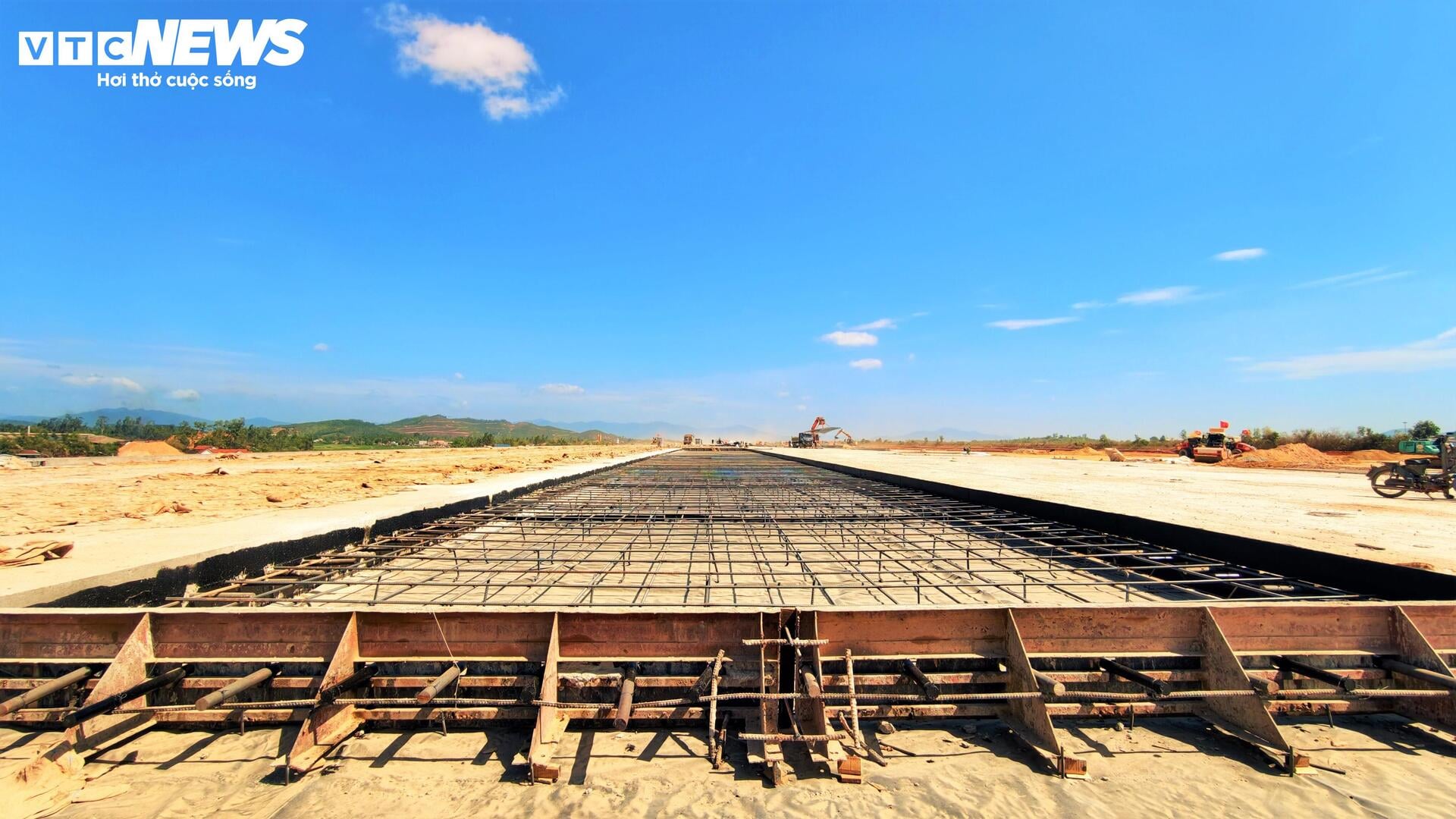 Cảnh tăng tốc thi công dưới nắng lửa ở công trường đường băng sân bay Phù Cát- Ảnh 9.