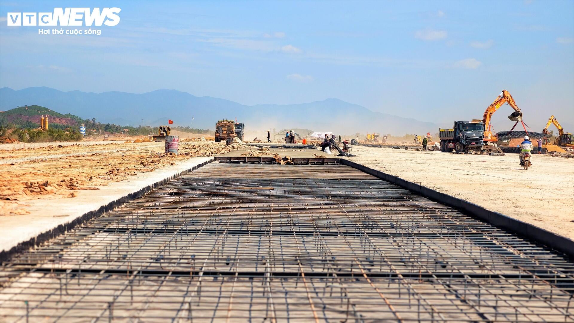 Cảnh tăng tốc thi công dưới nắng lửa ở công trường đường băng sân bay Phù Cát- Ảnh 4.