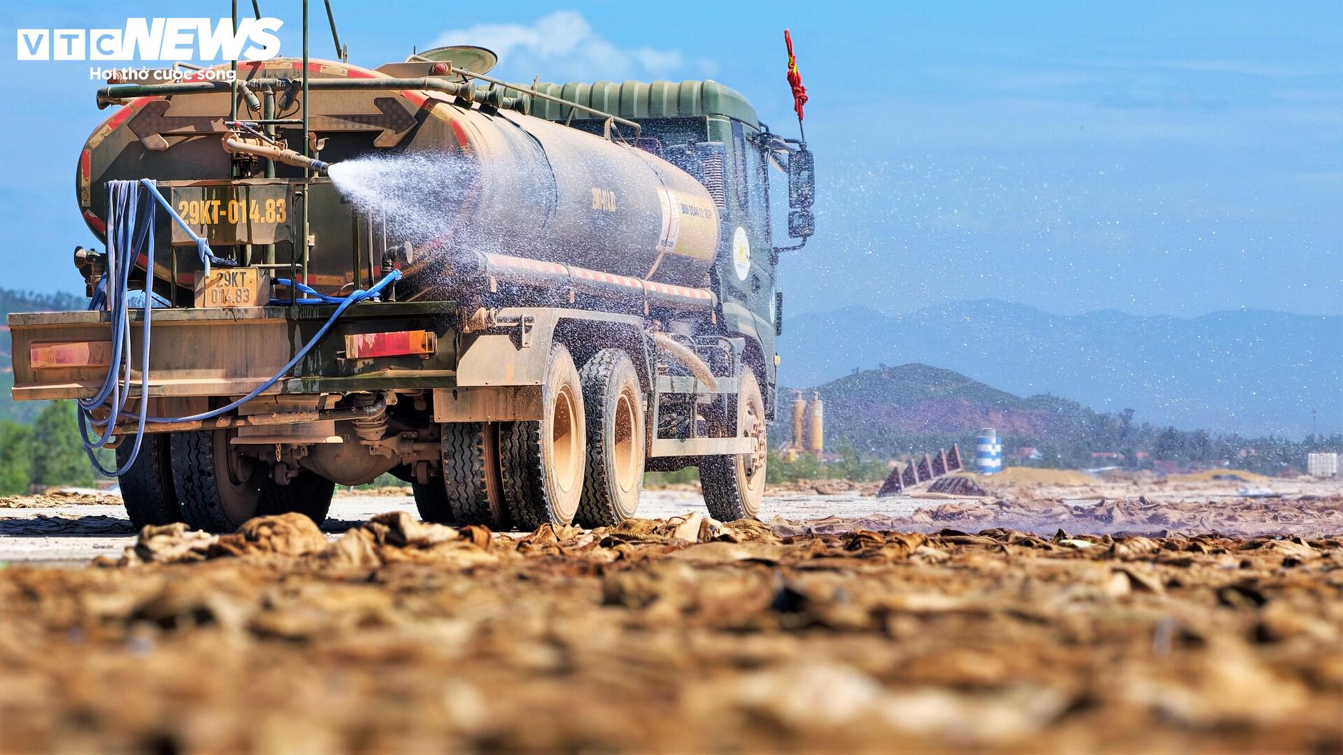Cảnh tăng tốc thi công dưới nắng lửa ở công trường đường băng sân bay Phù Cát- Ảnh 14.