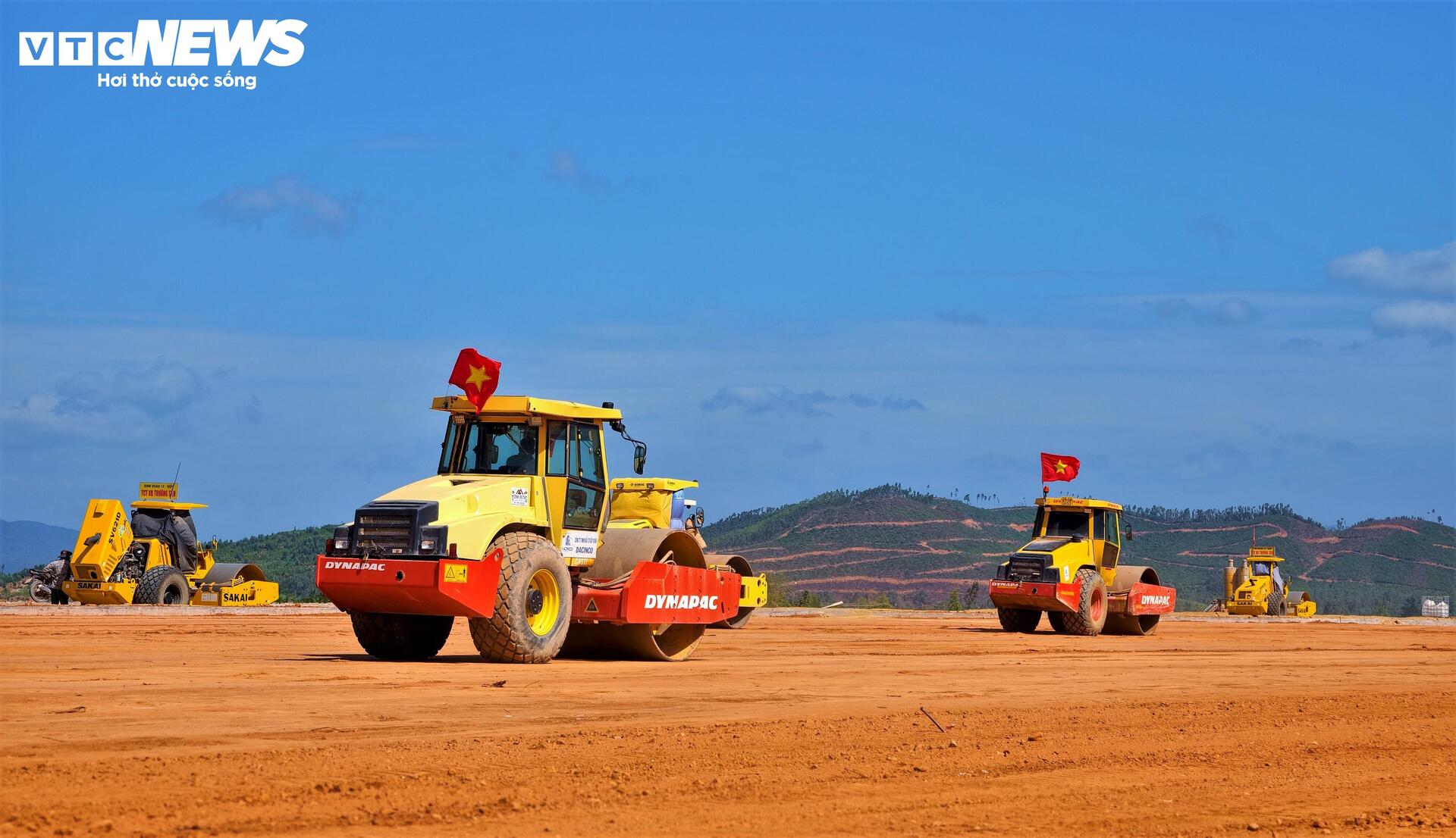 Cảnh tăng tốc thi công dưới nắng lửa ở công trường đường băng sân bay Phù Cát- Ảnh 1.