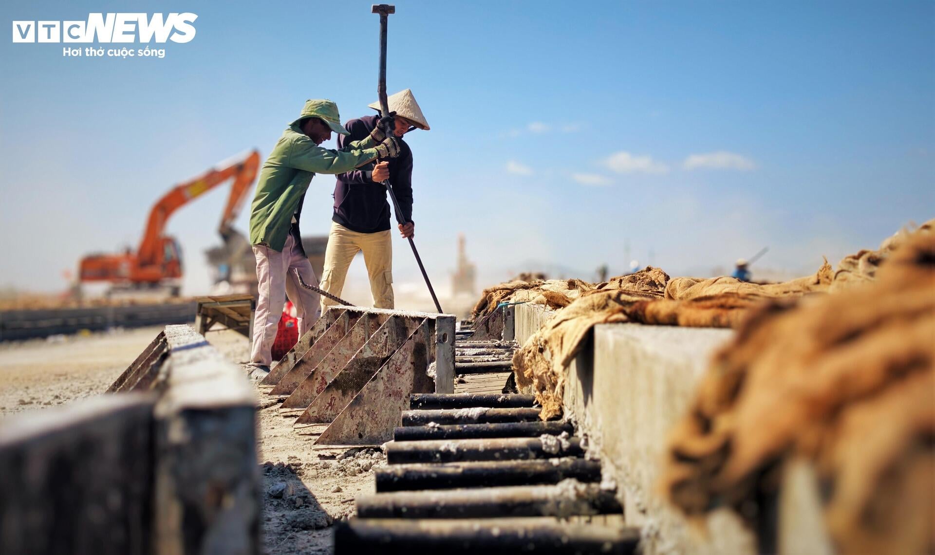 Cảnh tăng tốc thi công dưới nắng lửa ở công trường đường băng sân bay Phù Cát- Ảnh 6.