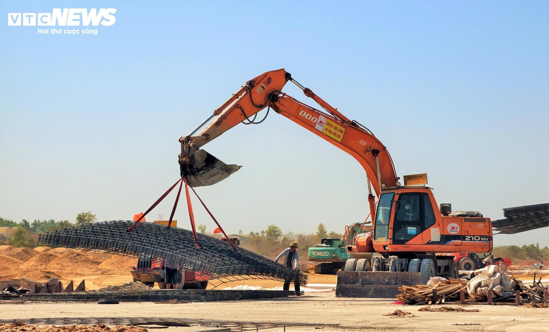 Cảnh tăng tốc thi công dưới nắng lửa ở công trường đường băng sân bay Phù Cát- Ảnh 12.