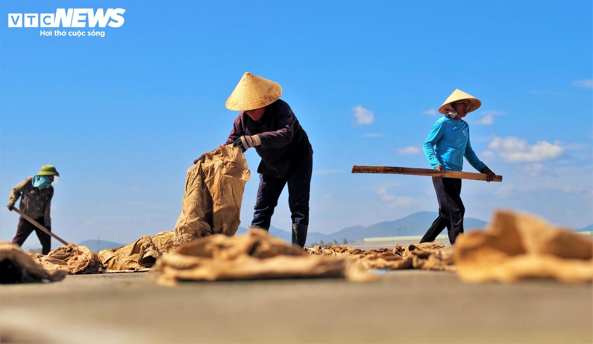 Cảnh tăng tốc thi công dưới nắng lửa ở công trường đường băng sân bay Phù Cát- Ảnh 11.